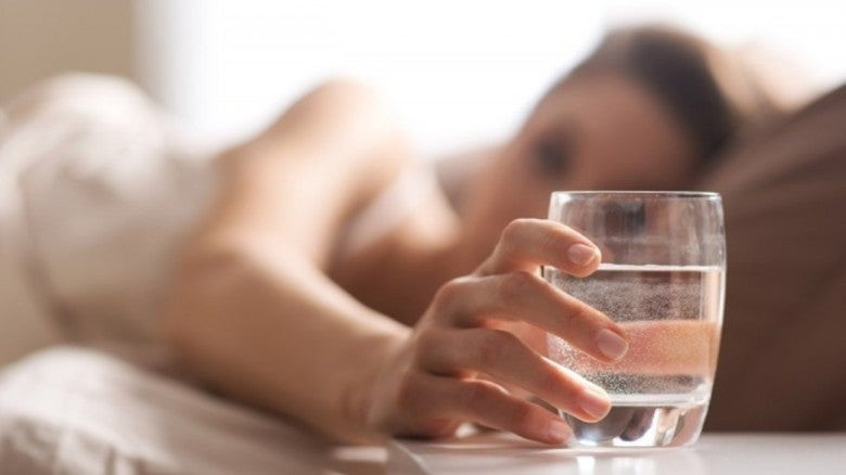 Σταματήστε να πίνετε νερό το βράδυ απ’ το ποτήρι που έχετε δίπλα σας -Δείτε το λόγο
